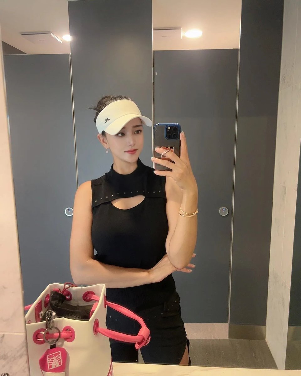 chen2258's tweet photo. Happy Saturday, I'm ready to start a round of golf lol😍😍
#golf #saturday #florida #usa #miami #sexy https://t.co/fMxo6gA3I5