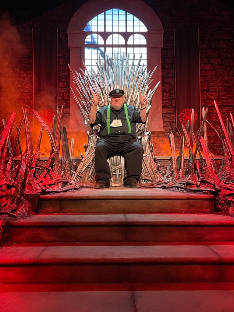 javimgol's tweet photo. We love you, @GRRMspeaking 🥹🥹🥹 #BeNiceToGeorge https://t.co/tGTednjevT