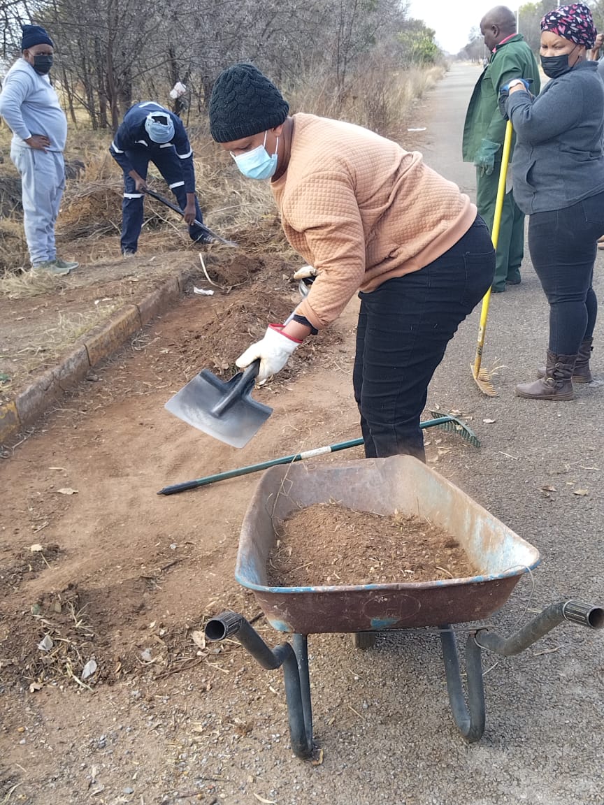 teboho_kubeka's tweet photo. Thanks very much REEF PARKYERS residense ka cleaning campaign today, Orkney will never be de same
#CityOfMatlosana
#Orkney
#cleaningCampaignchallenge https://t.co/vfXmAfEw5d