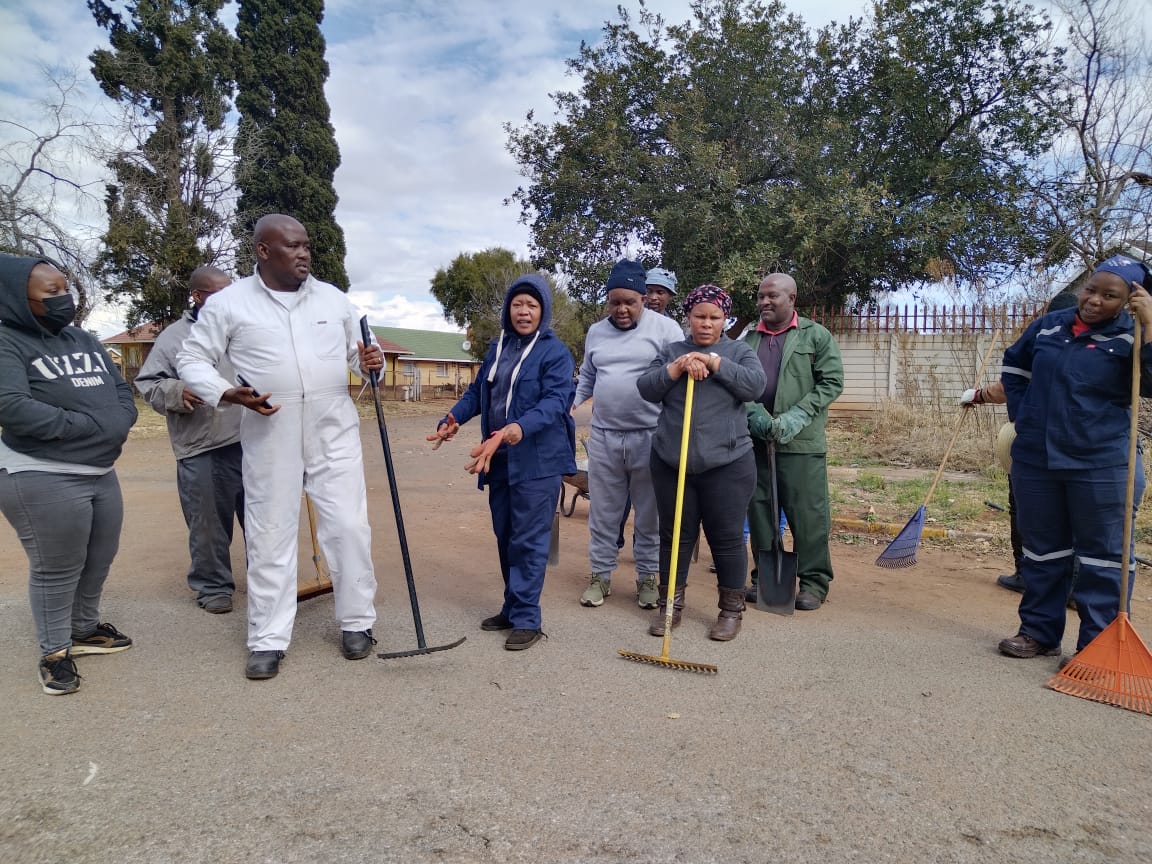 teboho_kubeka's tweet photo. Thanks very much REEF PARKYERS residense ka cleaning campaign today, Orkney will never be de same
#CityOfMatlosana
#Orkney
#cleaningCampaignchallenge https://t.co/vfXmAfEw5d