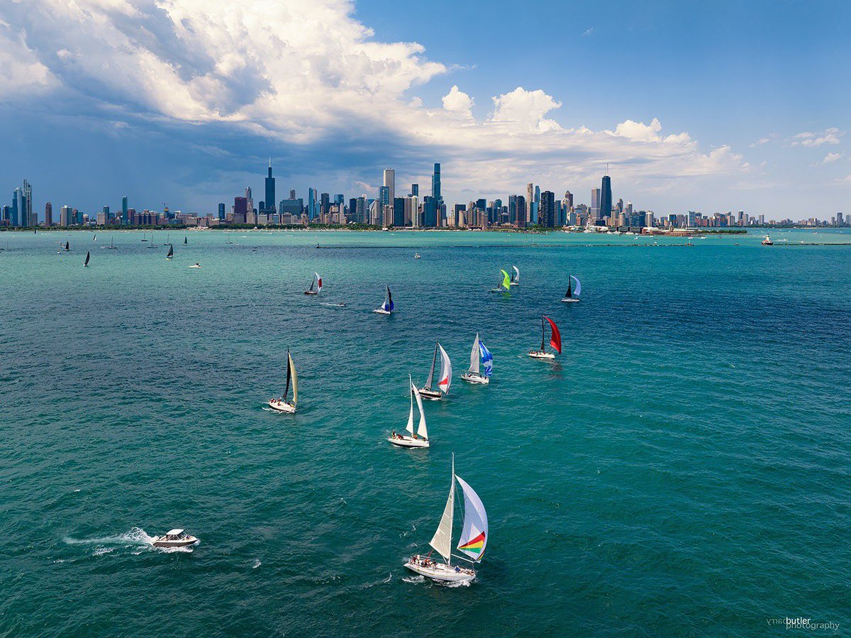 barrybutler9's tweet photo. The boats are heading up north to get some fudge.  The Race to Mackinac, today on Lake Michigan.  #news #sailing #chicago https://t.co/uXfExwQlPI