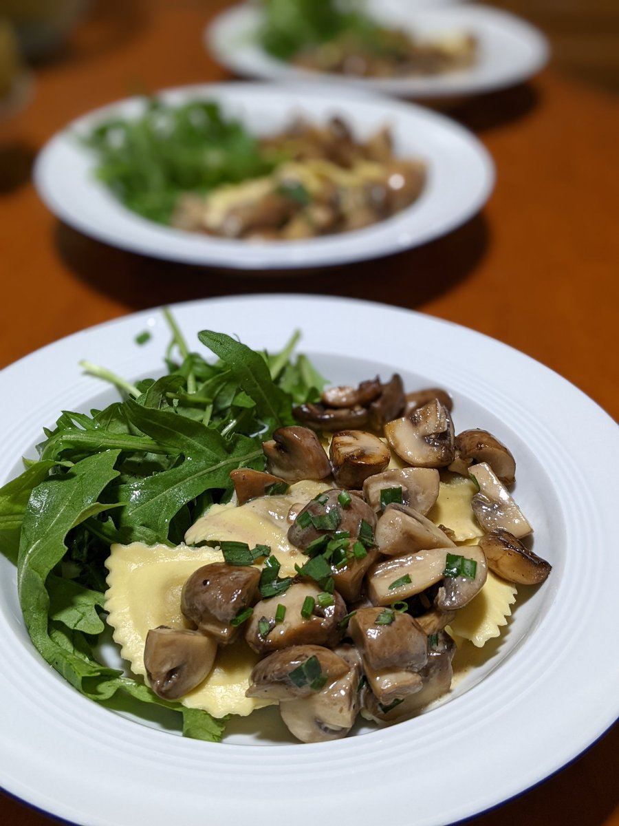 plachetka's tweet photo. #clauskocht endlich mal wieder. Pasta, Pilze, Kräuter. Einfach und Lecker. https://t.co/D1a2FoaDwI
