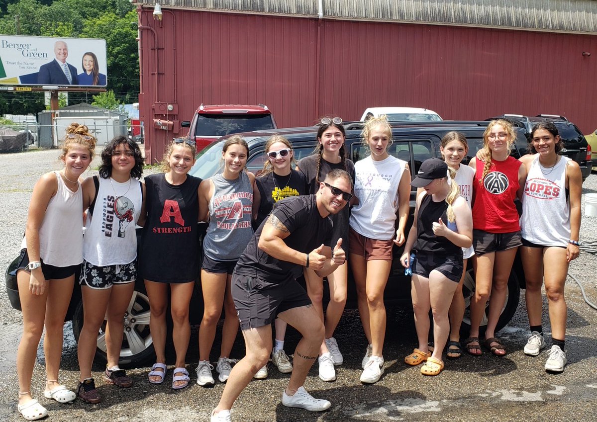 EddieKurtzSV's tweet photo. Huge thanks to these girls for the car wash! #TripleJFund #CutOffs 🦾 https://t.co/05LvjugVRB