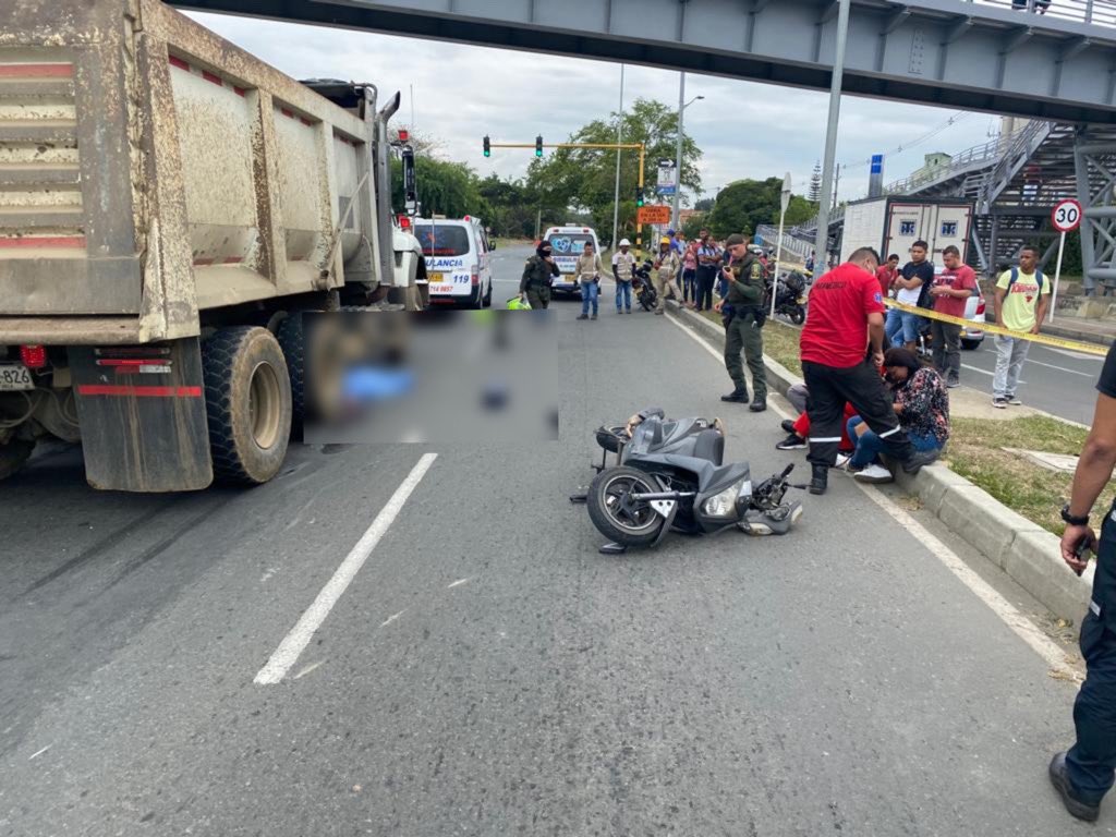 Caracol_Cali's tweet photo. #ATENCIÓN | Una mujer lamentablemente pierde la vida en un accidente de tránsito ocurrido en la Autopista Simón Bolívar con carrera 65, sur #Cali.

Ella se movilizaba en una motocicleta como acompañante, según información preliminar.

En desarrollo… https://t.co/lVZLny6Ldn