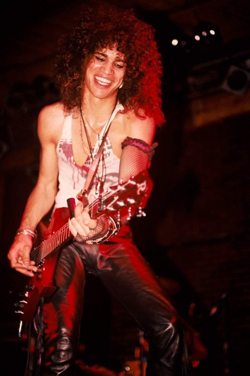 First50GigsS's tweet image. ¡Feliz cumpleaños al más genial de los geniales, Slash! 🎂🎉 Al igual que los otros cuatro miembros de la alineación de Appetite, la contribución de Slash es crucial para el sonido que todos conocemos y amamos. ¡Esperamos que esta leyenda tenga un día fenomenal! 🥳