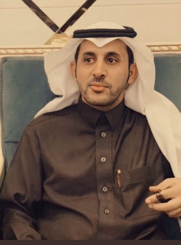انا فخور بهذا الشاعر وبما يقدمه من شعر وفروسية في الخصومة ،

طاروقه مع سفر الدغيلبي درس لكل شاعر في كيفية خصمة البيوت وبقساوة دون الخروج عن النص والنزول الى المهاترات ..

الله يكثر من امثالك يا #فواز_العزيزي