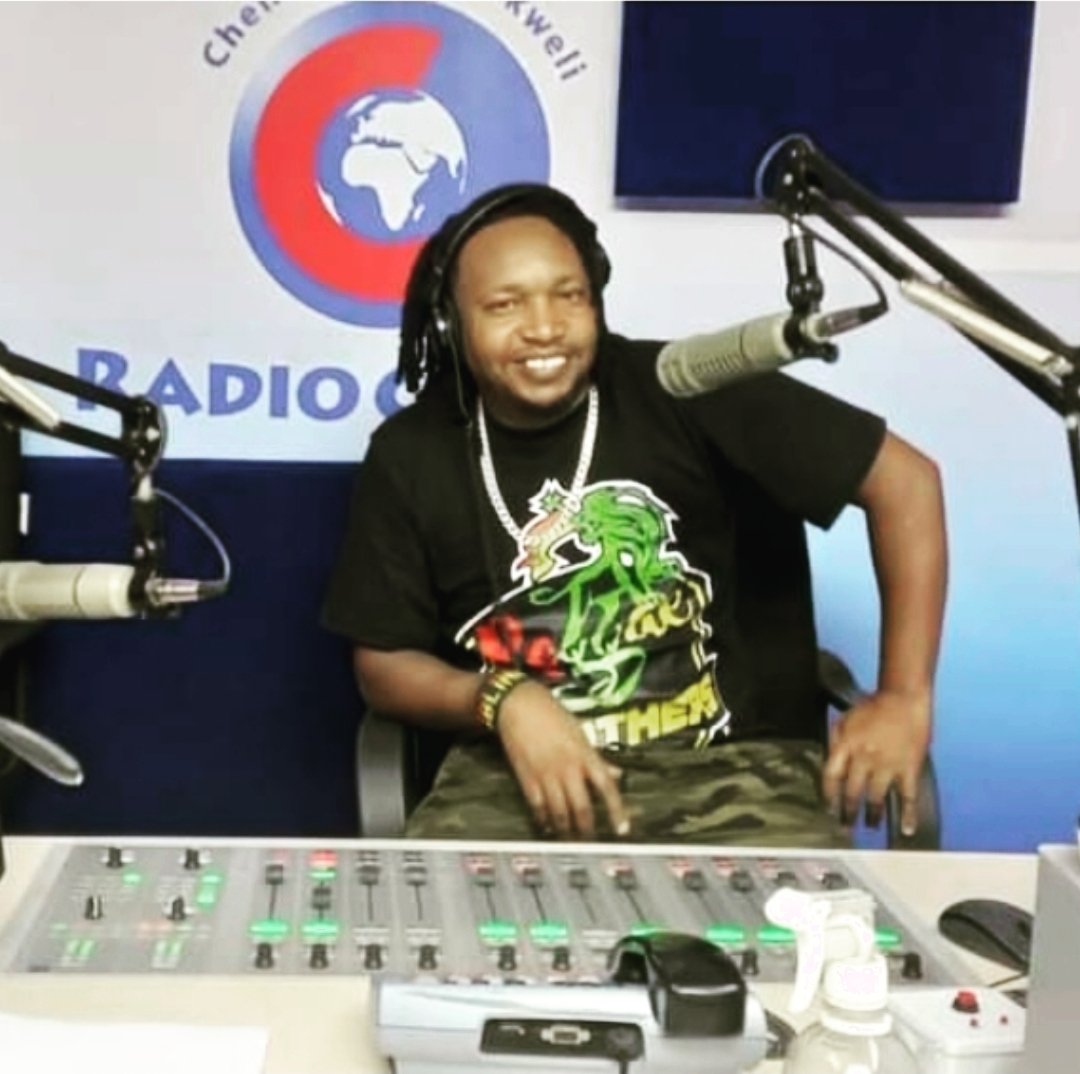 DjBlingOfficial's tweet photo. TONIGHT ON Radio Citizen FM from 1am-5pm
#DjBlingLiveOnUsikuSacco alongside sister #Qtee NUFF RESPEC to Shatta Bway and #SelektaRambo
JAH JAH RUN TINGZ. https://t.co/RmBn0ZrjmH
