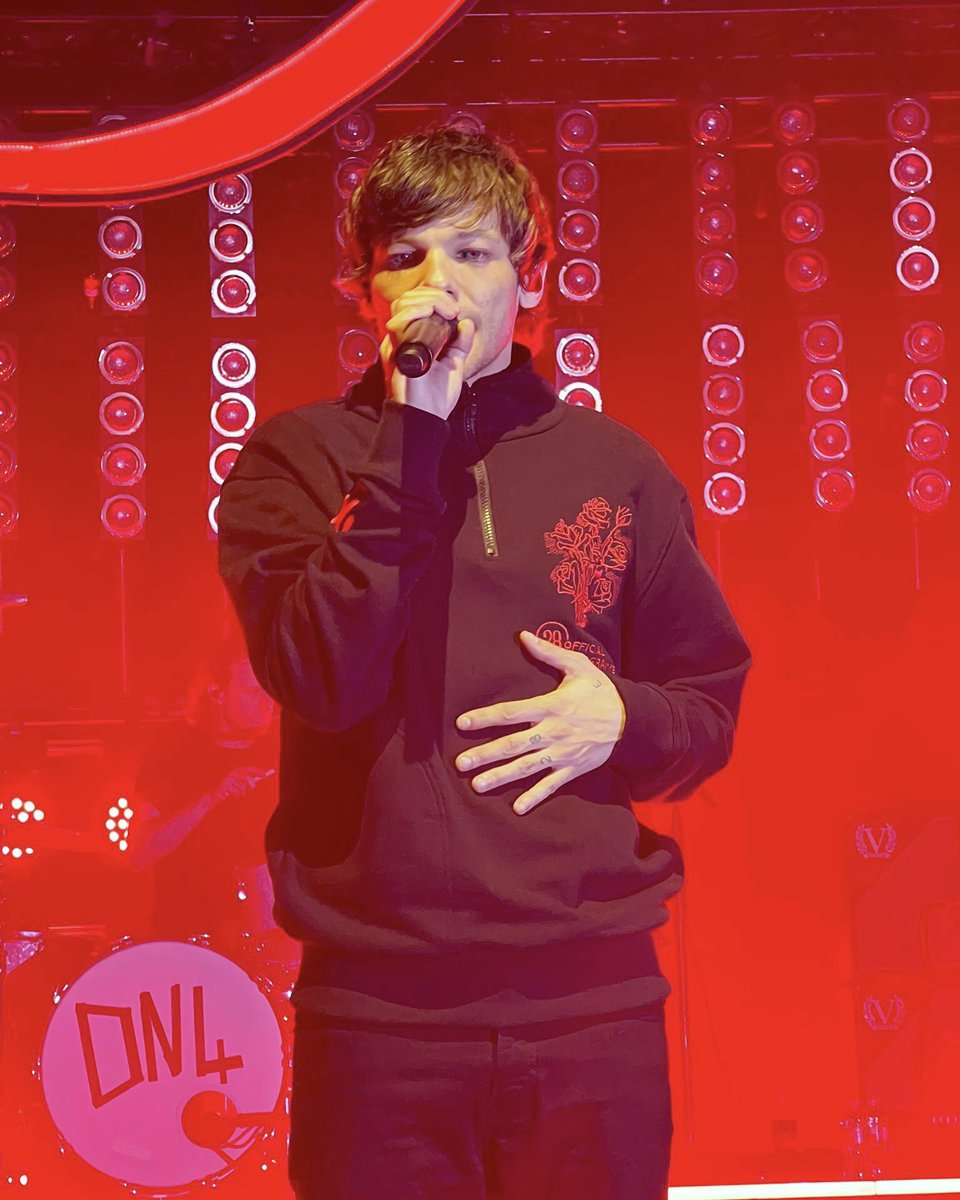 louistbr's tweet image. Does it ever drive you crazy just how fast the night changes? 

#12YearsOf1D