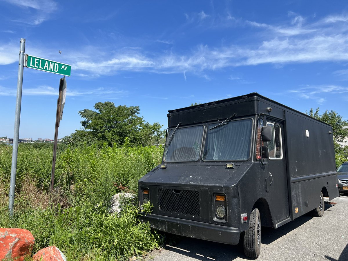 HvnLee's tweet image. Is July 23 truck still here becoming part of the landscape. Complaints entered &amp;amp; closed. 🤔 if this was Throgs Neck or Riverdale it would be different @NYPD43Pct @CB9Bronx @AmandaFariasNYC @Biaggi4NY @nyc311  #clasonpoint #hardingpark #thebronx #ifyouseesomethingsaysomething 👀