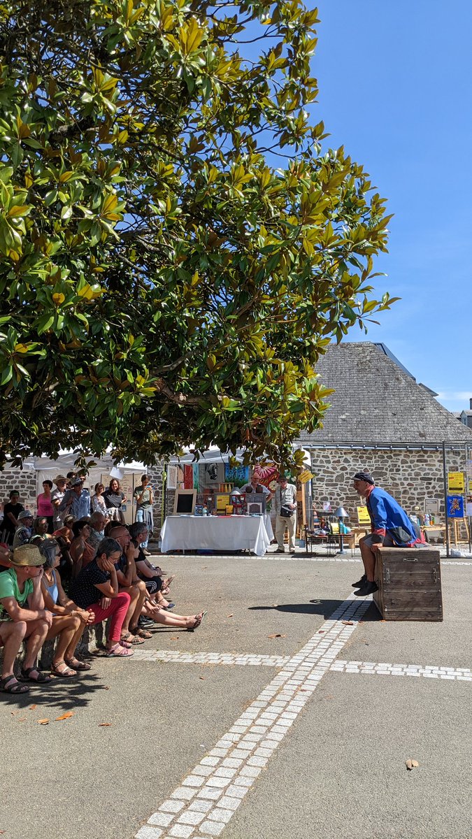 LesNuits53's tweet image. #NDLM2022 ✨ "Hyppolite, crieur public" investit la place publique de #Jublains ☀️
@CompagnieOh
#lesnuitsdelamayenne