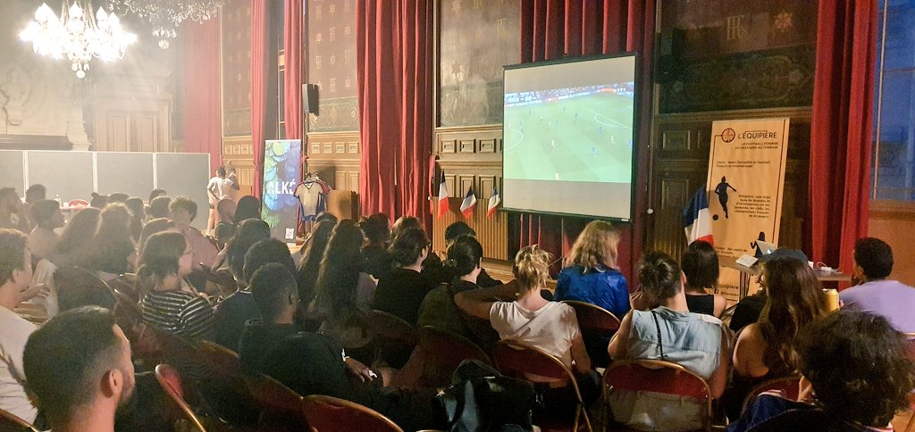 La <a href="/Mairiedu11/">Mairie du 11e</a> vibre ce soir au rythme de #FRANED ! 
Le suspense est fou 😲
On retient notre souffle avec <a href="/lequipiere/">L’Équipière</a> et <a href="/tataneoff/">Tatane</a>...
Allez les bleuEs ! 🇫🇷⚽️
#WEURO2022 #Paris11