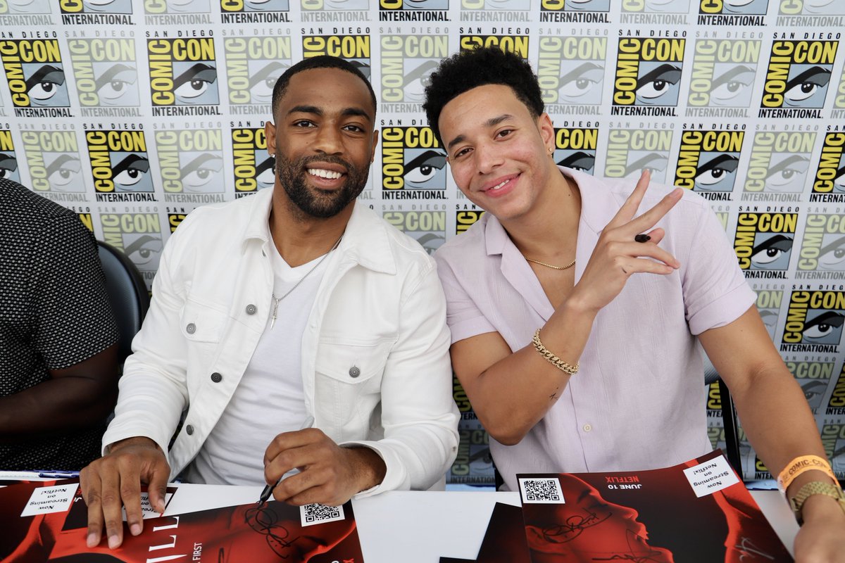lauren_sanchez's tweet photo. You never forget your first kill (signing) #FirstKill #RenewFirstKill @netflix #AubinWise #JasonRMoore #PhillipMullingsJr #DominicGoodman https://t.co/5MJzRSB08W