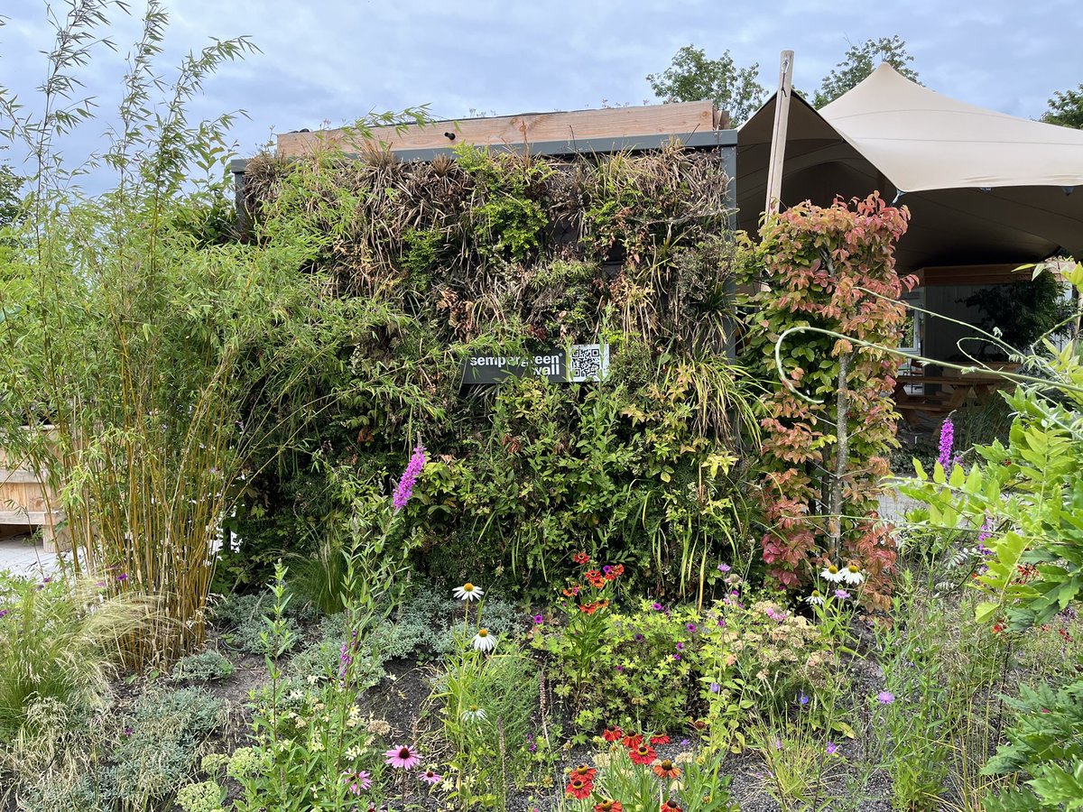 groenkeur's tweet image. De @FloriadeExpo zeker het bezoeken waard. Het wordt elke dag mooier. Ga de interactie aan in Duitsland. Bekijk de koele stenen van het #groencollectief. Bezoek de innovaties zoals leer van mango schillen. Zie de groene daken op verschillende plekken. @AeresNL kleurt mooier.