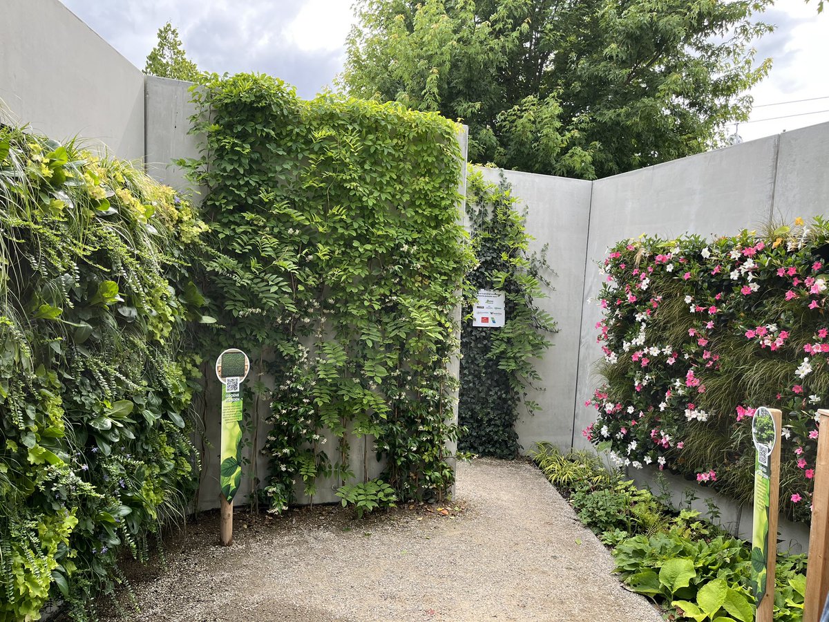 groenkeur's tweet image. De @FloriadeExpo zeker het bezoeken waard. Het wordt elke dag mooier. Ga de interactie aan in Duitsland. Bekijk de koele stenen van het #groencollectief. Bezoek de innovaties zoals leer van mango schillen. Zie de groene daken op verschillende plekken. @AeresNL kleurt mooier.