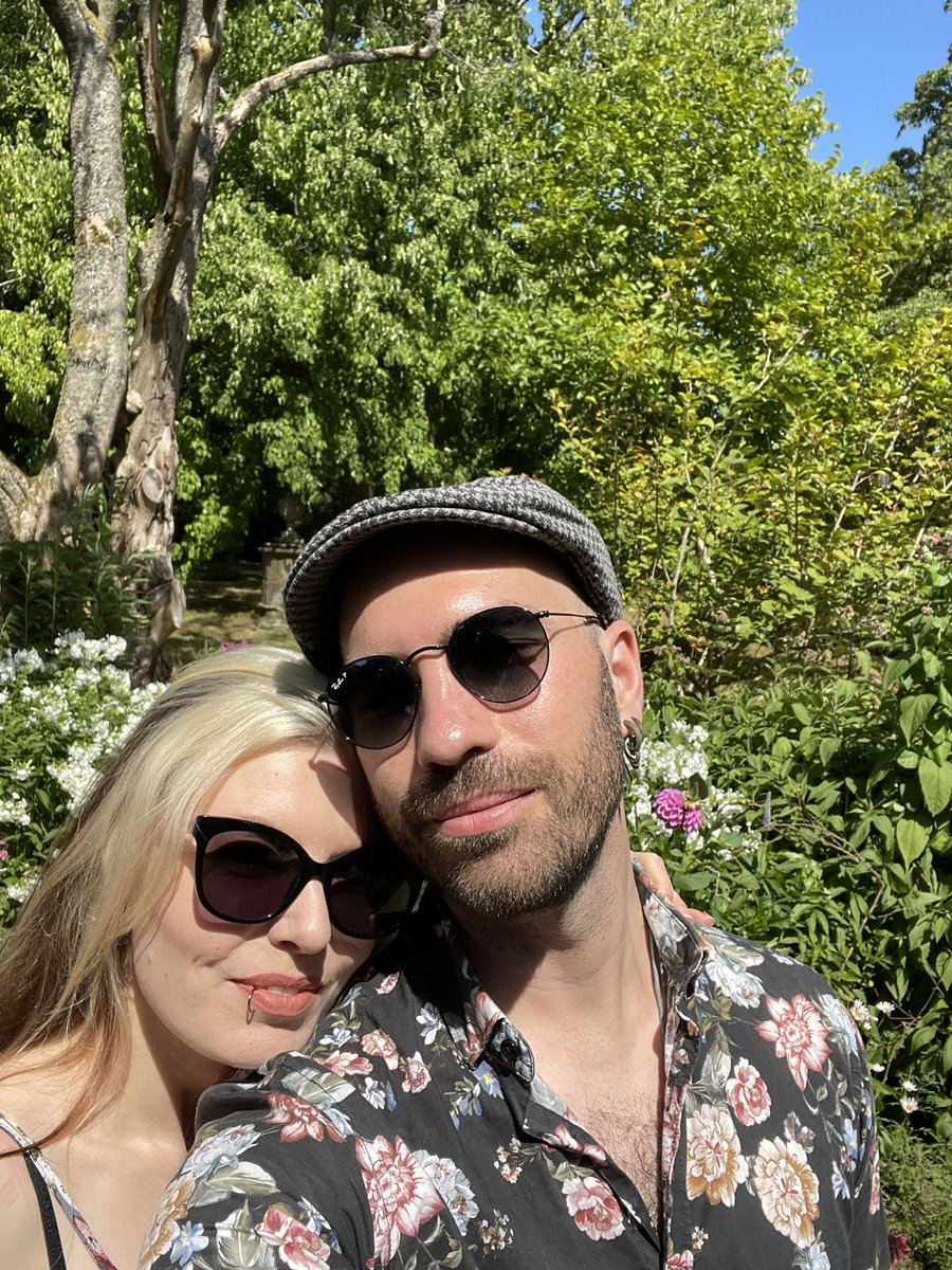 We so rarely take pics of us together but here we are, dressed in florals, surrounded by flowers. The perfect way to celebrate our anniversary.
🌸🌸🌸
@LHIllustration