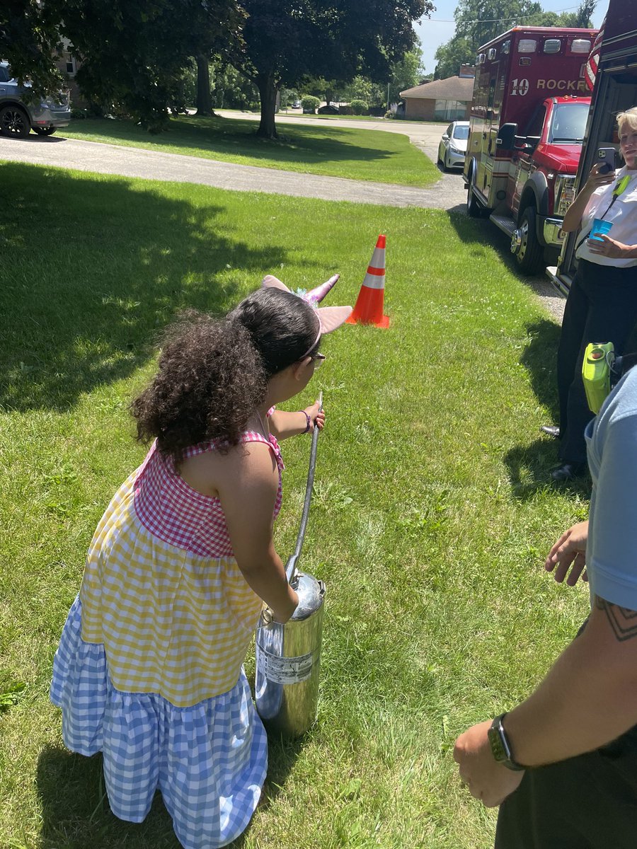 RockfordFire413's tweet photo. Engine 10 & Medic 10 made their way over to Charleigh’s Hope Lemonade Stand to support her worthy cause. You should too! Head on down to 915 Mayfair Pl. #cancersucks #lemonadestand #Local413 #OurTown https://t.co/M9Nuxgafps