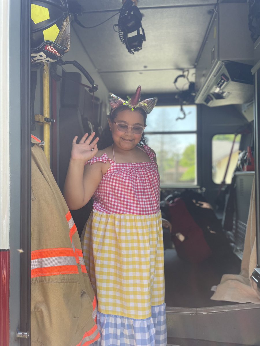 RockfordFire413's tweet photo. Engine 10 & Medic 10 made their way over to Charleigh’s Hope Lemonade Stand to support her worthy cause. You should too! Head on down to 915 Mayfair Pl. #cancersucks #lemonadestand #Local413 #OurTown https://t.co/M9Nuxgafps