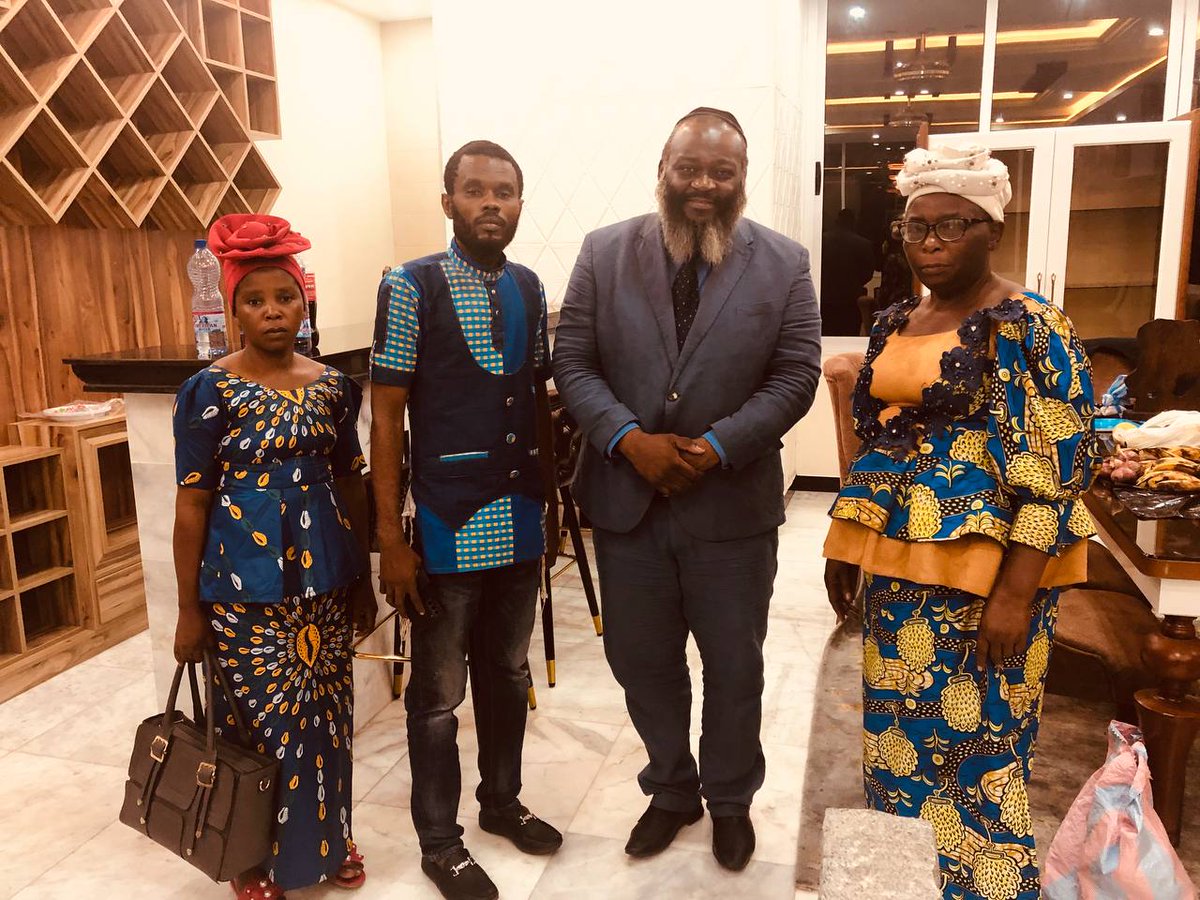 ShadayOFFICIEL's tweet photo. Rencontre essentielle et profonde avec Mama Myriam LUGOLO, la Maman des Pygmées, venue de GOMA, témoi direct de la guerre et des exactions rwandaises. On va se mobiliser comme jamais. JE VAIS PERSONNELLEMENT SOUTENIR L' A.C.F.D., EN TANT QUE PARRAIN OFFICIEL 
#rwandaiskilling https://t.co/UXRFl7tc2m