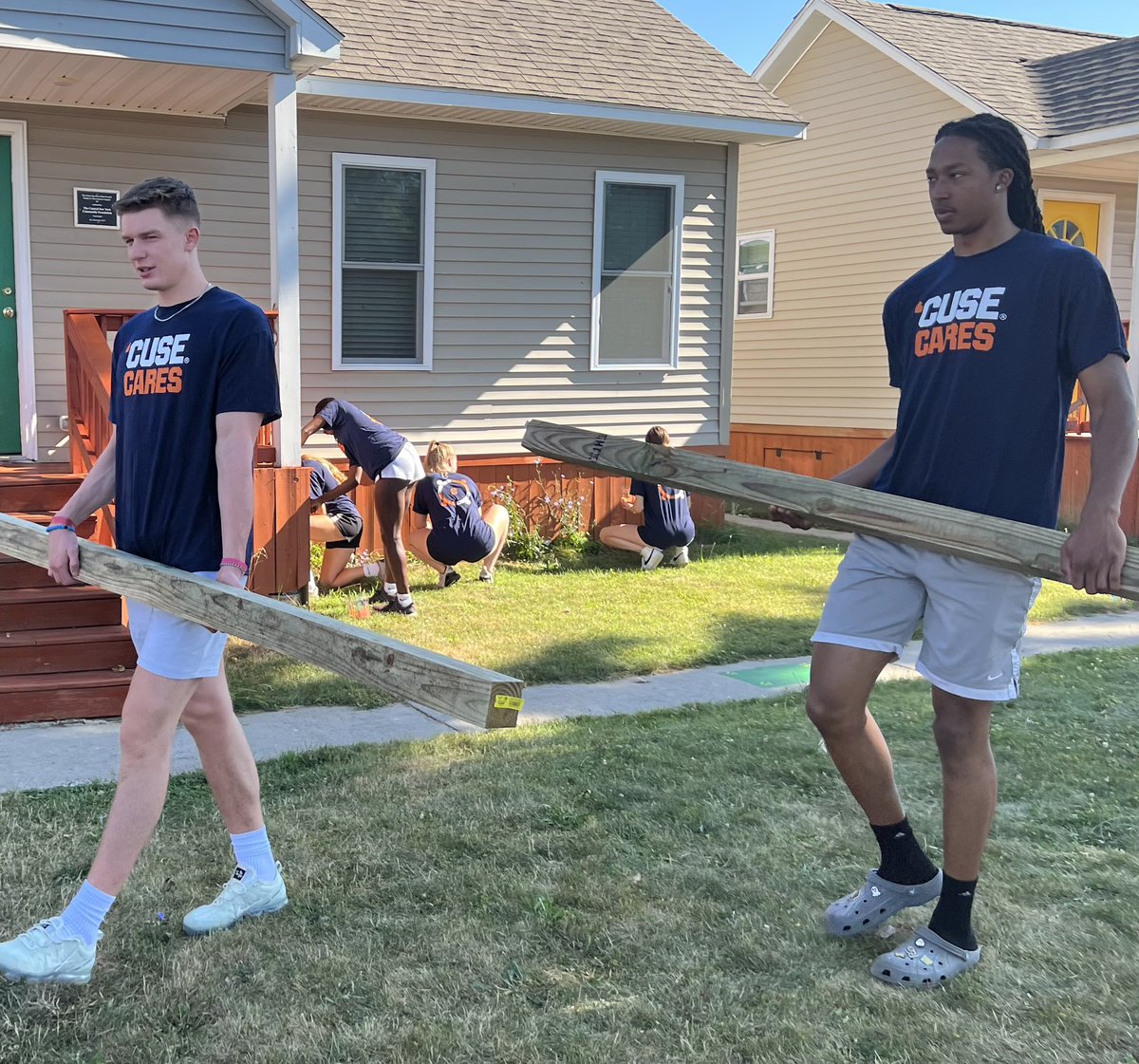 SyracuseSAE's tweet photo. Summer Bridge 2022🍊 Our freshmen volunteering with A Tiny Home For Good. Digging to build fences & painting homes. Great group here! Special thank you to our academic coordinators who helped us out! #CuseCares #SAEngage #OrangeFam https://t.co/yj1erZI6QL
