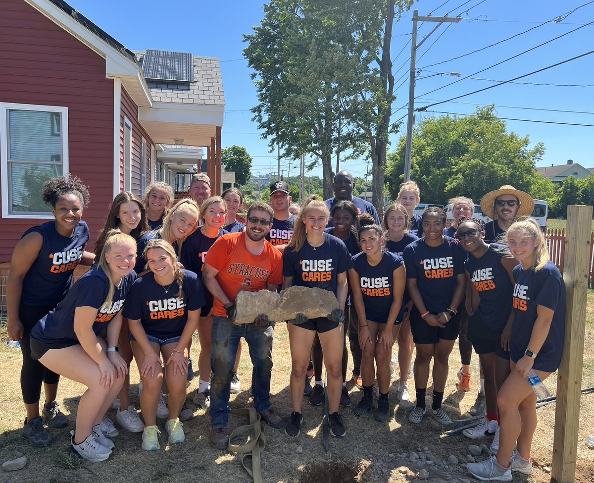 SyracuseSAE's tweet photo. Summer Bridge 2022🍊 Our freshmen volunteering with A Tiny Home For Good. Digging to build fences & painting homes. Great group here! Special thank you to our academic coordinators who helped us out! #CuseCares #SAEngage #OrangeFam https://t.co/yj1erZI6QL
