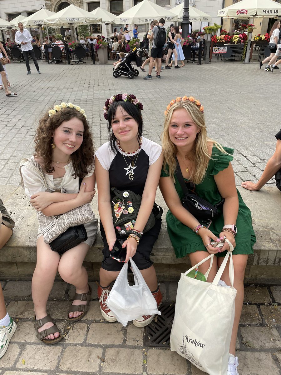 Briggs_Colls's tweet photo. Flower crowns in Poland 💐🇵🇱 @Colls_HS @HerrOehlers #collsedu https://t.co/2Jfjvk404R