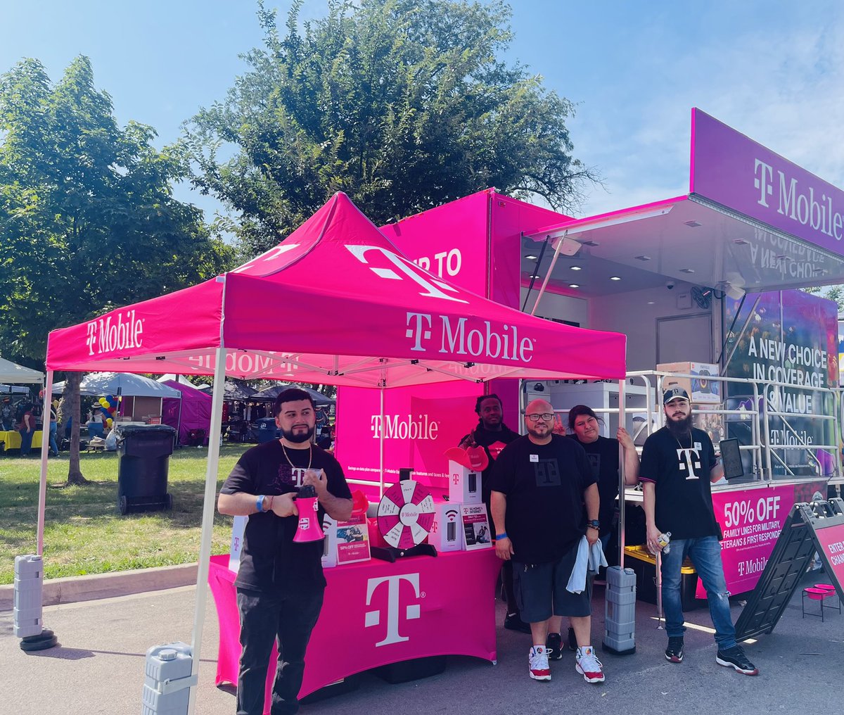 MzIzzy272's tweet photo. Beepbeep your fav Chicago Truck 🚚 team @TMoTruckNWIL is here at Fiesta Colomobiano all weekend .Stop by for some family fun and get hooked up with some Exclusive DEALS and Promos .See you soon  #Beepbeep #CustomerObsessed https://t.co/sicRA4zguB