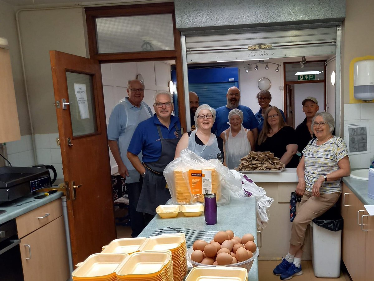 LeofricLions's tweet photo. 🦁Leofric Lions Clive &amp; Glyn helping at the Grub &amp; Gab this morning, helping prepare and serve over 110 cooked breakfasts to those in need across Coventry 

#WeServe #LeofricLions #TeamCW #LionsNeverSleep #Hunger https://t.co/lXgmuJMyaY