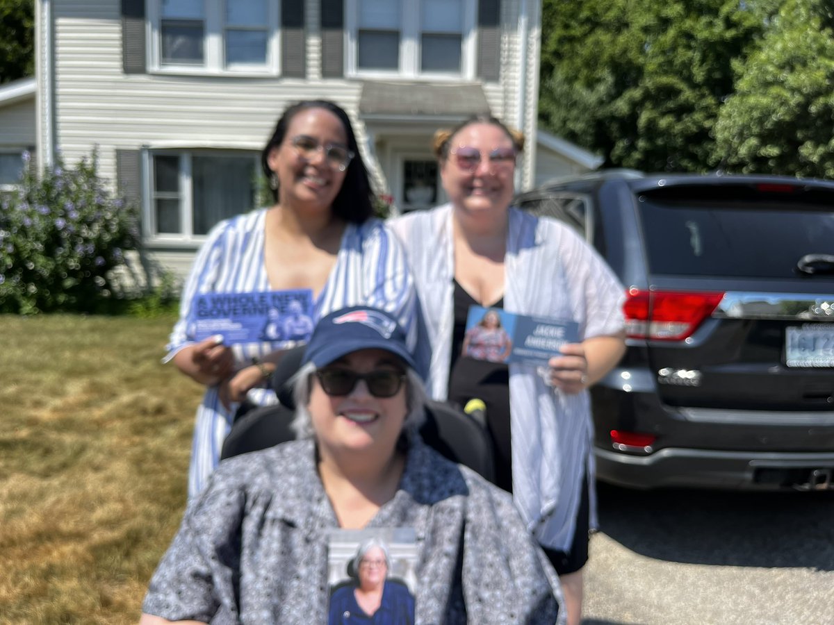 Cynthia_Mendes_'s tweet image. Canvassing from #NorthProvince to #Warwick for a #wholenewgovernment! 

With @mattbrownRI @LennyforRI @clarahardyri @DamianLimaRI @AsselinForRI 
@jeaninecalkin and @AndersonForRI