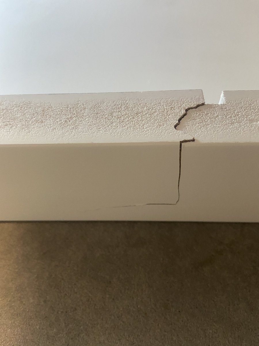 gdchl's tweet photo. Être super contente de recevoir son colis @Cdiscount, l’ouvrir et tomber sur cette belle fissure 👏🏼👏🏼 #qualite0 https://t.co/68UuHjcD1o