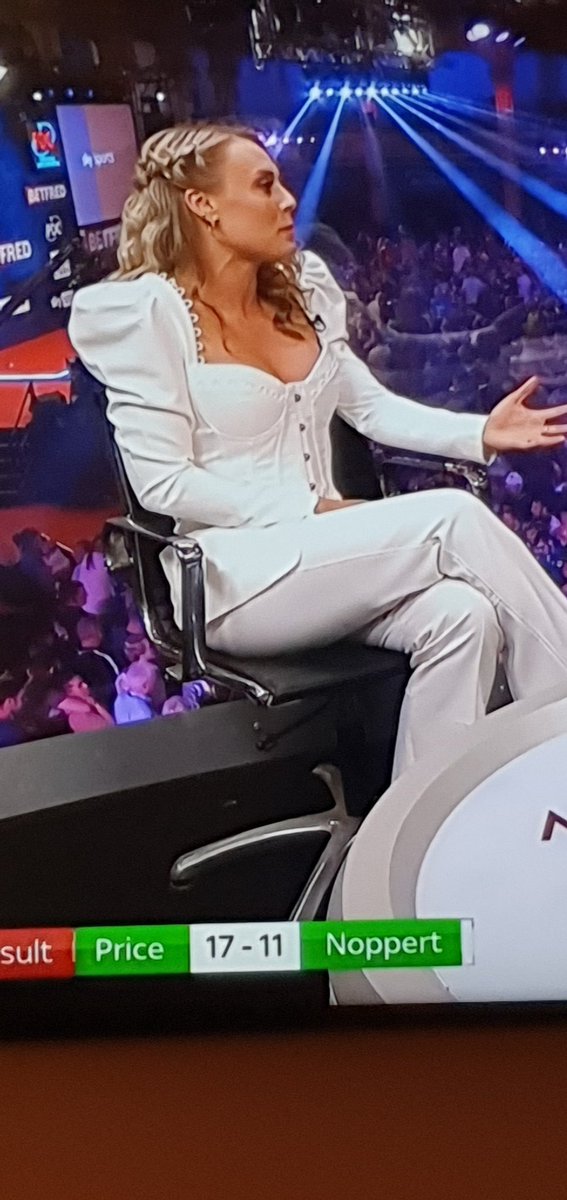Seehasinho's tweet photo. #dartzn @ElmarPaulke Wann dürfen wir dich mal in so einer hübschen Garderobe begrüßen? https://t.co/lyFFlzDIGl