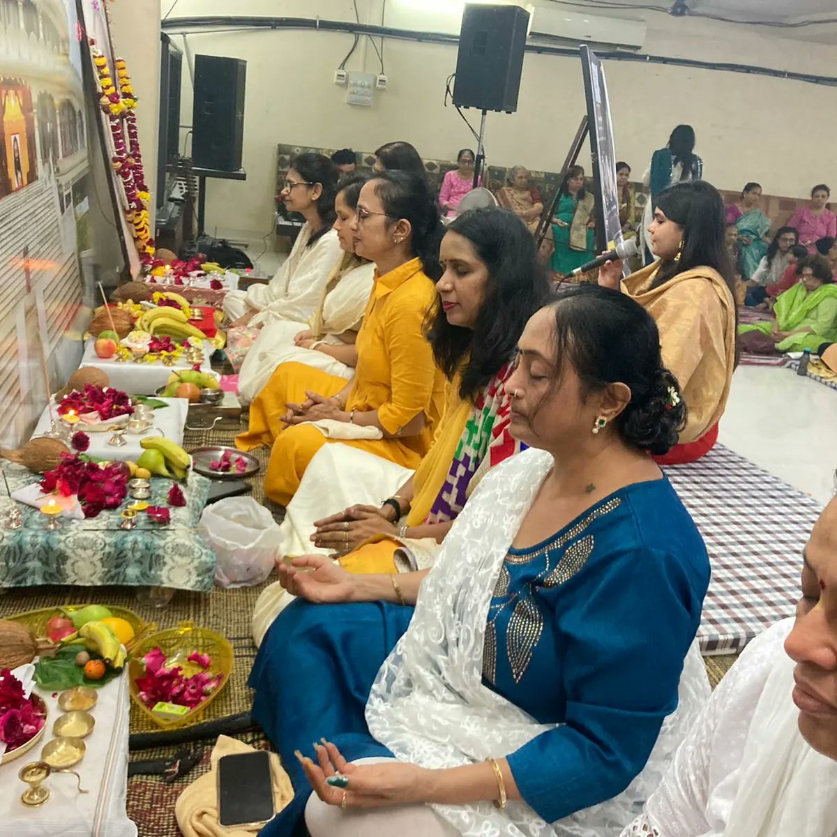 ESHITADESAI's tweet photo. #Gurupurnima #Celebrations 2022
#Surat 

Ever #Grateful @SriSri for your presence in Life and for making life a celebration with service, meditation &amp; this path of knowledge

#Guru #Master https://t.co/0qQmLTdm7x
