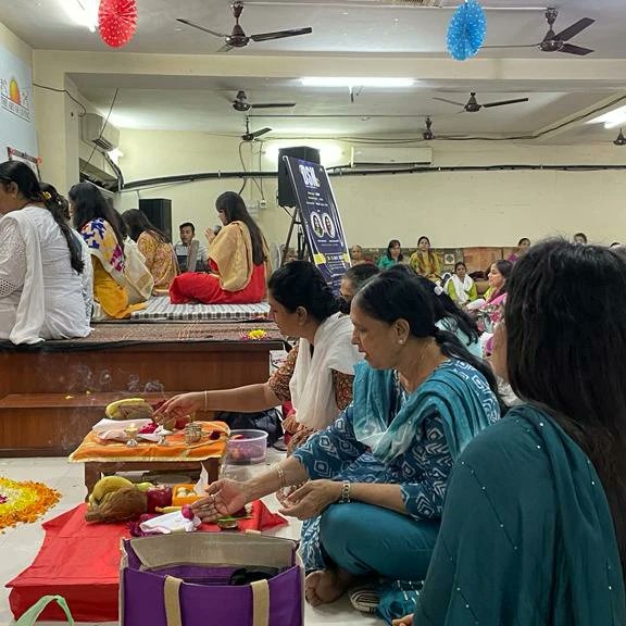 ESHITADESAI's tweet photo. #Gurupurnima #Celebrations 2022
#Surat 

Ever #Grateful @SriSri for your presence in Life and for making life a celebration with service, meditation &amp; this path of knowledge

#Guru #Master https://t.co/0qQmLTdm7x