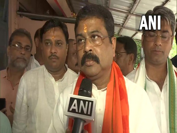 ani_digital's tweet photo. Where does TMC govt want to take youth of Bengal, asks Union Min Dharmendra Pradhan after Partha Chatterjee's arrest

Read @ANI Story | https://t.co/oeOStCD1Nl
#DharmendraPradhan #EDRaidsTMCLeader https://t.co/Qo7dHm2Bt3