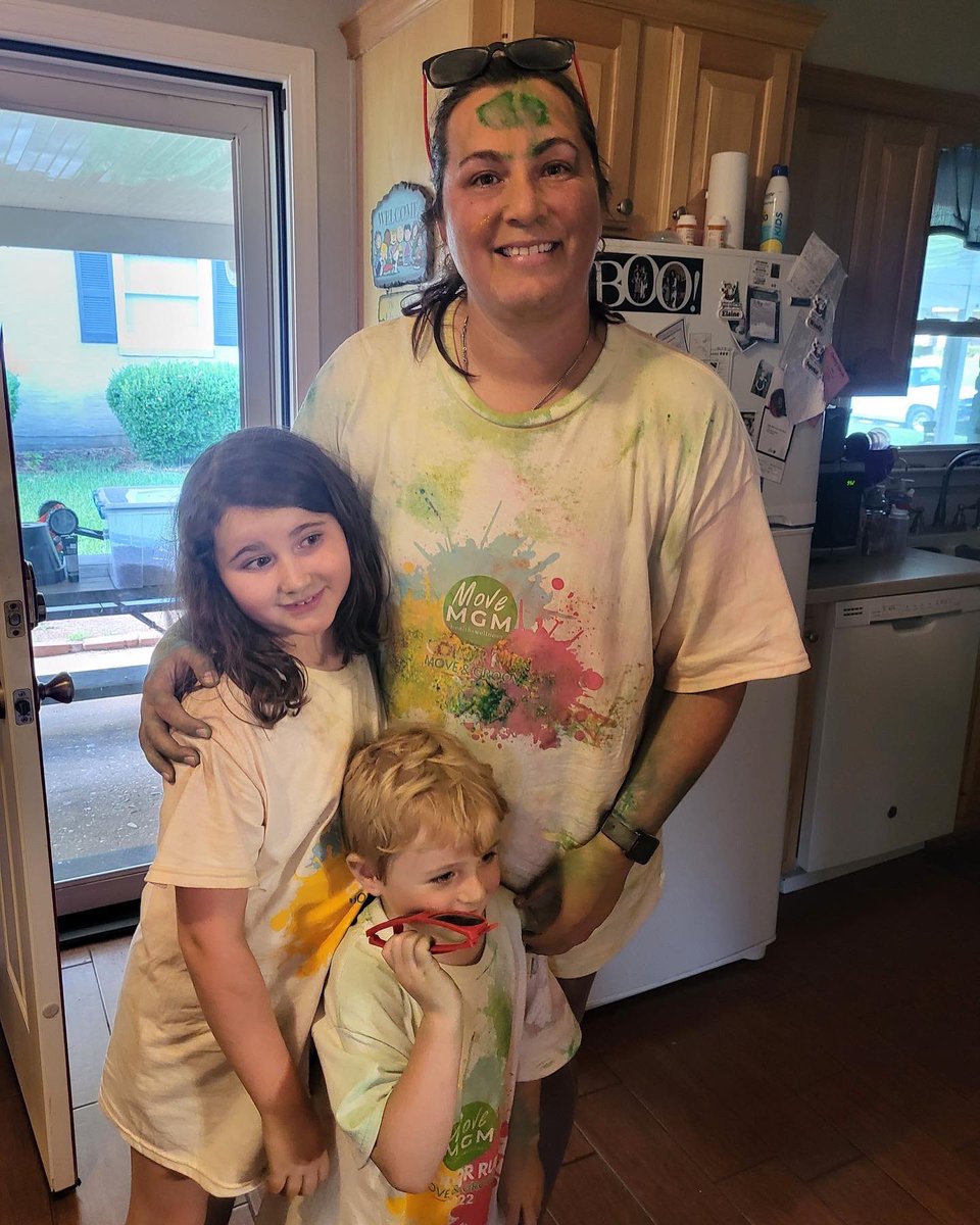 Auburn1024's tweet photo. #movemgm color run with Kenzie & Caden https://t.co/K3GkQ5Hsaa