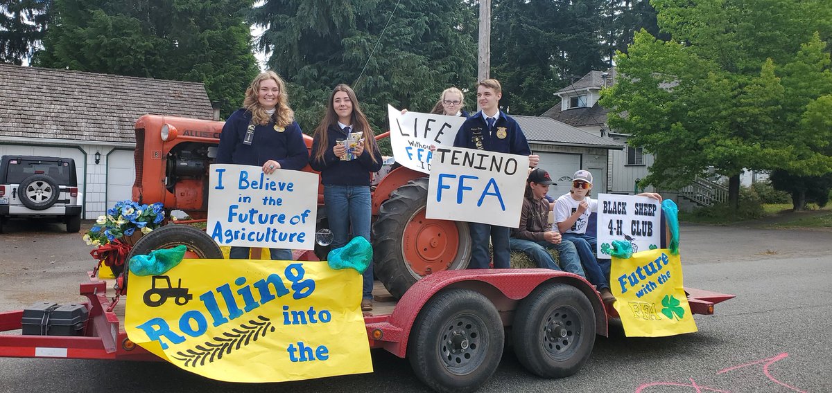 Advocating for Agriculture 🙂 the FFA and the Black Sheep 4H participated in the Oregon Trails Parade.