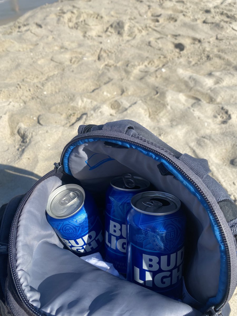JoeScognamiglio's tweet photo. Nothing like tweeting away at the beach with friends. First day of AAU retirement😎 https://t.co/E0Ao1J8ewE