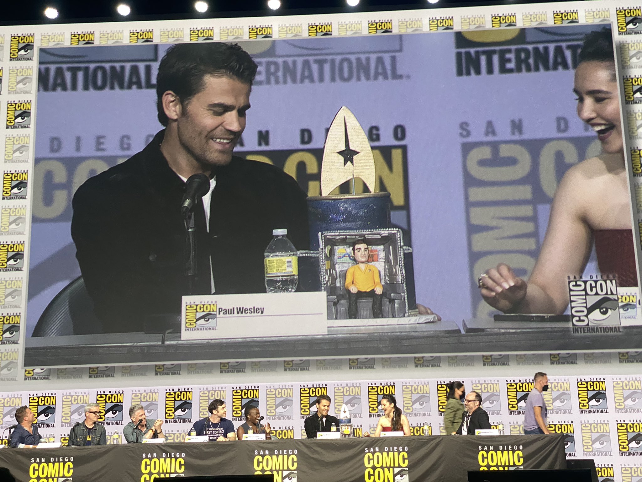 Hall H just wished Paul Wesley a happy birthday and they ve brought out a special cake for him 