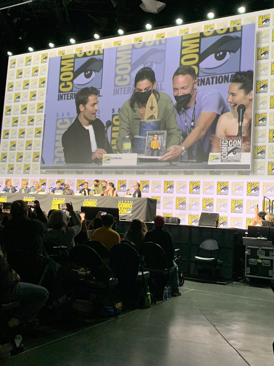 burkeliam's tweet photo. @BiFashionLizard New James T Kirk Paul Wesley celebrates his birthday on #HalH stage #SDCC https://t.co/f0intVRciF