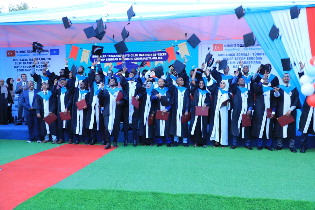 TC_MogadisuBE's tweet photo. Pleased to participate in the "Specialization in Medicine" graduation ceremony of Recep Tayyip Erdoğan Training and Research Hospital and Faculty of Health Sciences. 34 Resident Doctors from 🇸🇴 achieved to become Specialist Doctors and received their certificates on Thursday. https://t.co/b0pwhWDsG8