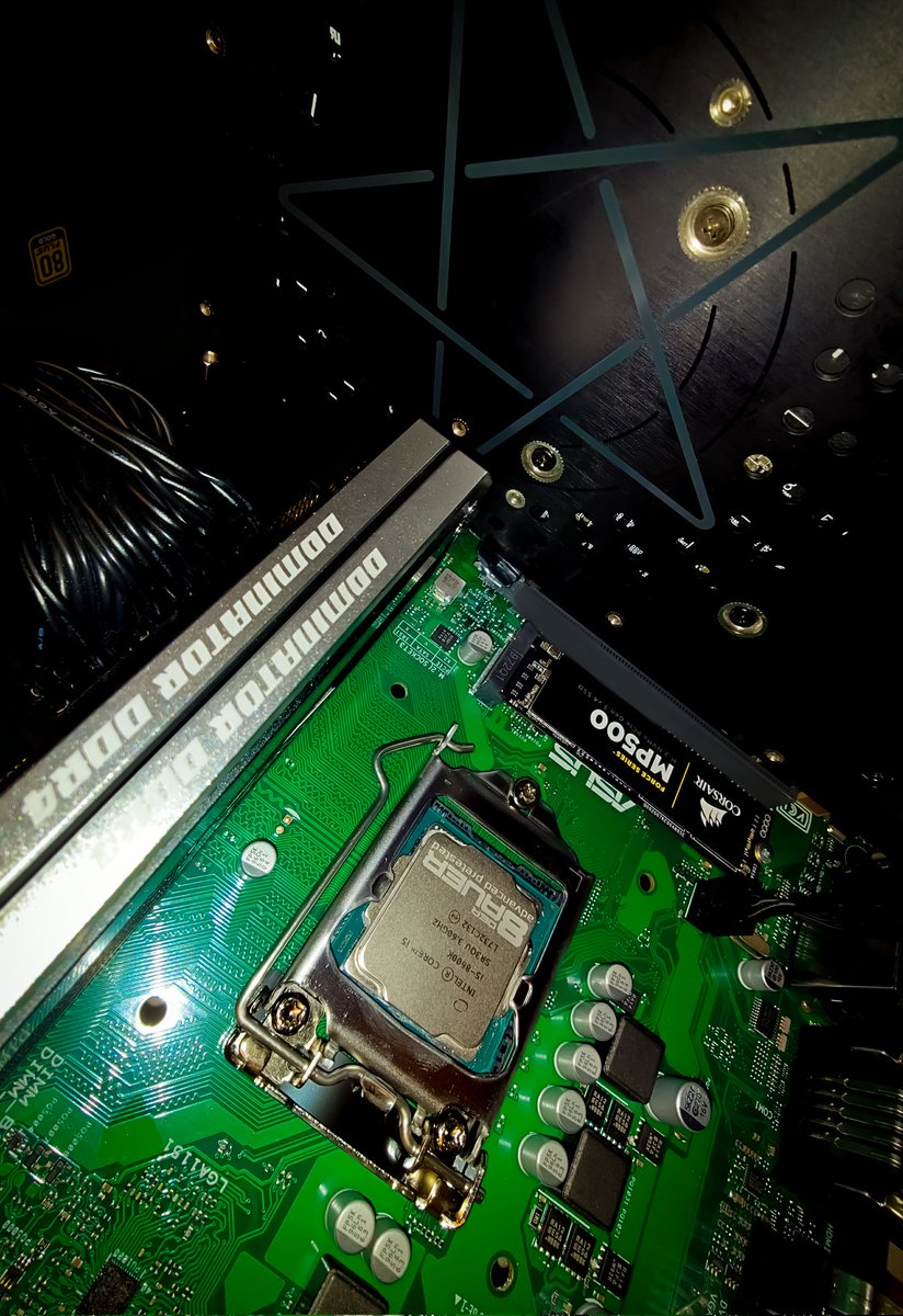 AT0MAC's tweet image. This PC looks cursed 😵

@PowerColor 
@CORSAIR 
@der8auer 
@IntelGaming

#pcbuild #pcbuilder
#amdgraphics #intelinside
#intelgaming #8600k #ALTtext