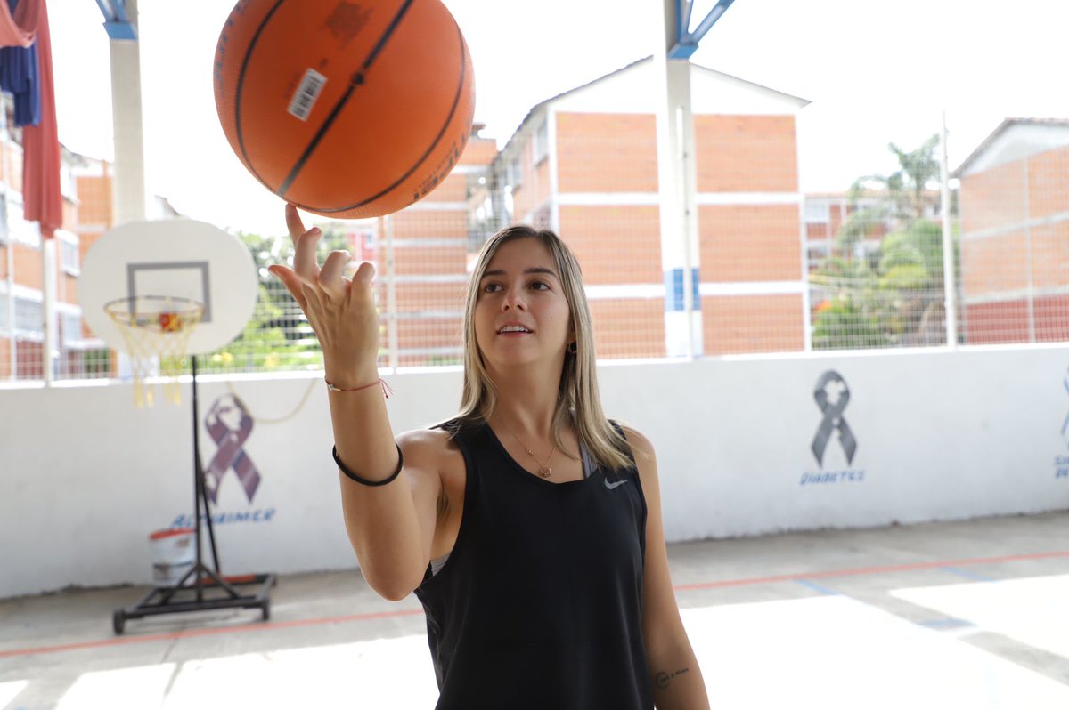 AndyGordillo_'s tweet photo. Cascarita sabatina⛹️‍♀️⛹️‍♂️🏀

Junto a mi amigo @FerCarrillomx retamos a la síndica Vero Atenco, en lo que fue un partido lleno de emoción y diversión. Dejamos todo en la cancha en favor de una loable causa; apoyar al #CAM13 por una educación especial para tod@s.💙

📍 Teopanzolco https://t.co/5wTbPVtIgF