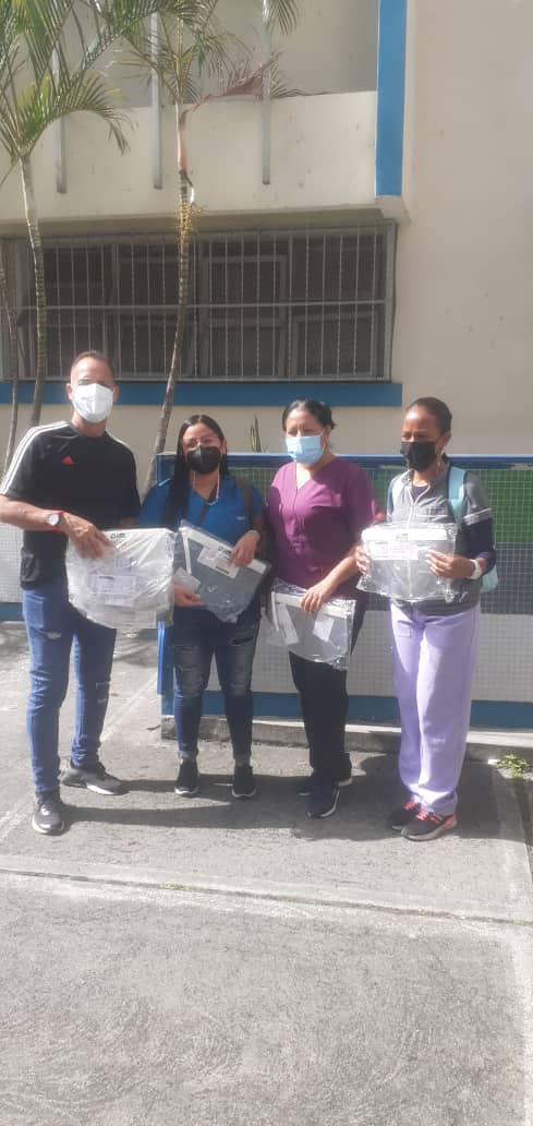 EjeCentroOeste's tweet photo. #23Jul #SomosPuebloVictorioso Por gestión de la Dra @ZMartinau y su brigada de trabajo se dotó con equipo de bioseguridad a los trabajadores que apoyaron la #JornadaDeSaludIntegral para seguir construyendo #Patria @NicolasMaduro @MagaGutierrezV @Dr_Gilberto14 #RefuerzaTuVacuna https://t.co/aHQnAIObl8