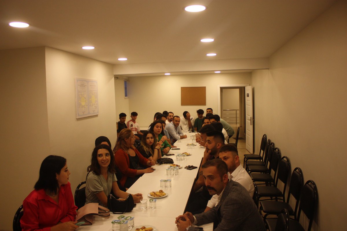 Sancaktepe Gençlik Kolları olarak düzenlediğimiz olağan toplantımıza İlçe Başkanımız Sayın Sezgin ÖZTÜRK de teşrif etmiştir. Gençlik Kolları Başkanımız Samet SOYDAN'nın genç üyelerimize seslendiği toplantımıza katılım sağlayan bütün kardeşlerimize teşekkür ederiz.