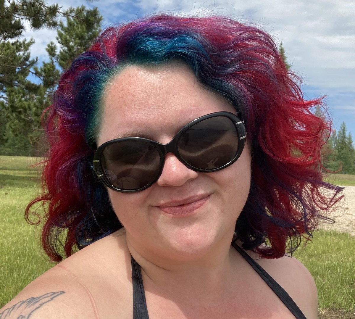 Suzy_kats's tweet photo. @TheEmilyDBaker It’s my birthday 🎉 🥳 Out at a friends camp having hot tubs, saunas, and swims- relaxing the weekend away. Also brought back my mermaid hair https://t.co/G4IZwOXnQc