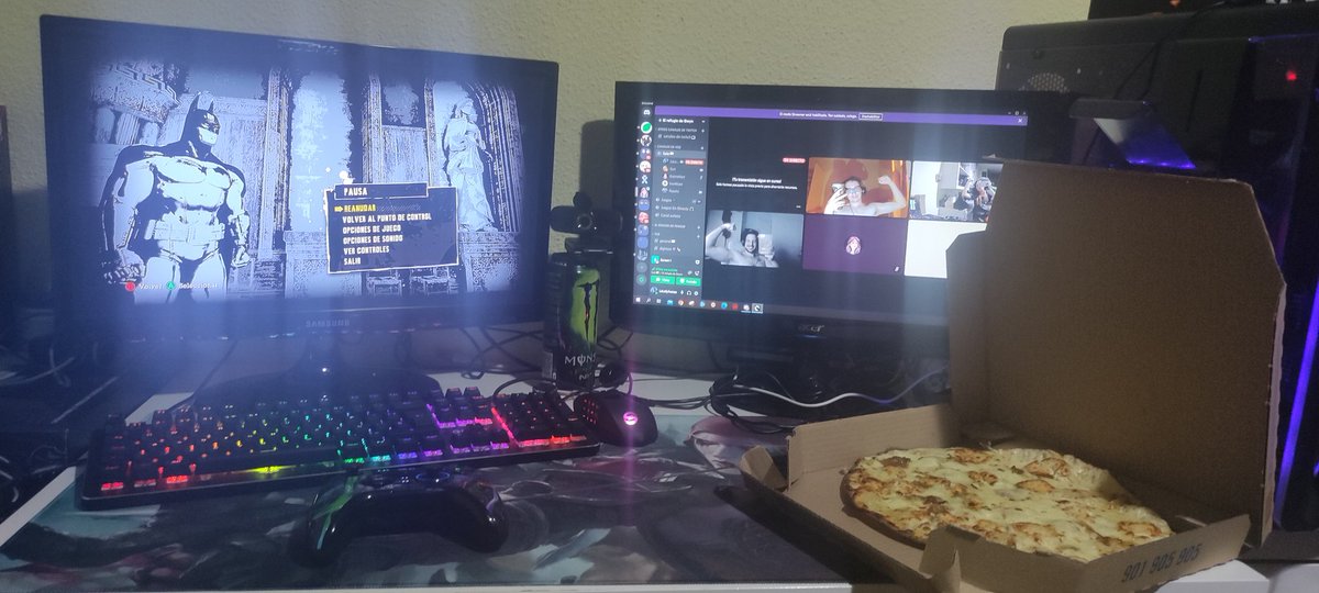 Lala_Sylvanas's tweet photo. Pizza, jugar a Batman, y conversación con amigos @antoniovazg @Elbal_Projects @Gwynethyn @_ironmoon_ . Que maravilla de findes así 😍😍 https://t.co/ODn83yyuma