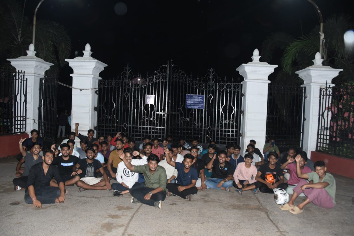 NiteshK76860410's tweet photo. India is celebrating Azadi ka amrutmahautsav but unfortunate that students of Ravenshawuniversity are not allowed to donate blood on the occasion of Kargil Vijay Diwas.Kindly look into this issue as they are sitting in front of the gate
@dpradhanbjp 
@ugc_india @GovernorOdisha https://t.co/L927uD7NIP