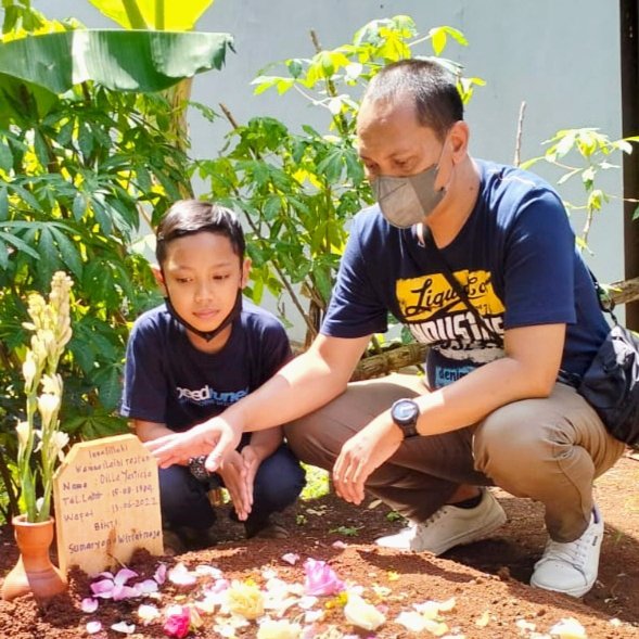 gushdill's tweet photo. Assalamualaikum Mama Dilla Yusticia π€²πΌππΌβ₯οΈπ ini papa & Kafka datang β₯οΈπ Al-Fatihah, Bismillah.. aamiin YRA
#jiarah #nadran #almarhumah #40hari https://t.co/OcOZSDFEUI