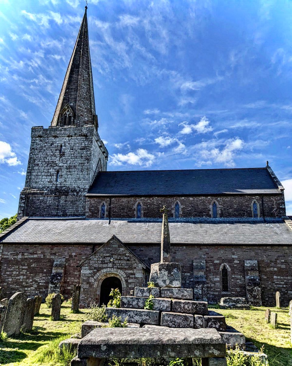 HeritageHiker's tweet photo. St Nicholas #Church #Trellech #Monmouthshire completely rebuilt in 1310 to serve what was then one of the biggest towns in south #Wales. The church underwent major restoration in 1893 & further restoration in 1992. A #medieval cross/base stands in the #churchyard #ecclesiastic https://t.co/Z6VxjQssCL