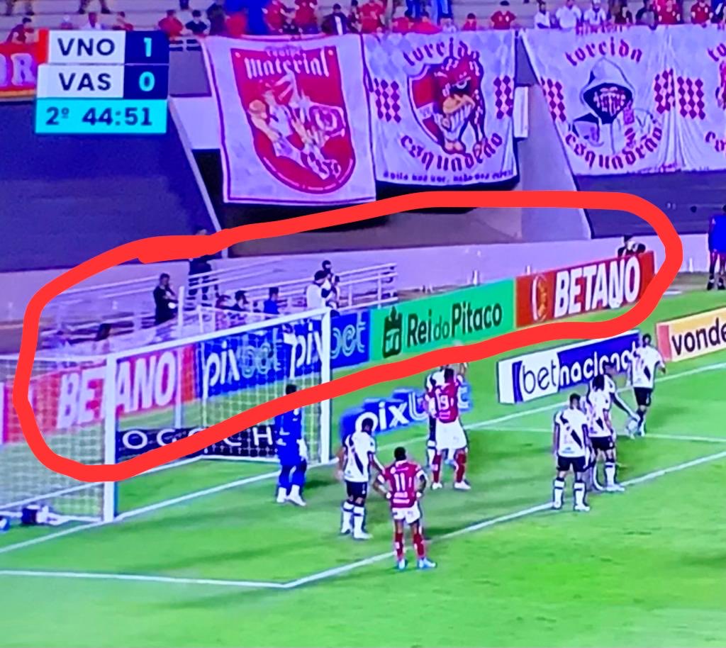 bortolottti's tweet photo. Na boa….
Isso aqui não pode ser considerado normal em um jogo de futebol. Será que só eu me incomodo com isso? Onde vai parar o futebol? Não consigo aceitar…. https://t.co/FBoxNFQzpA