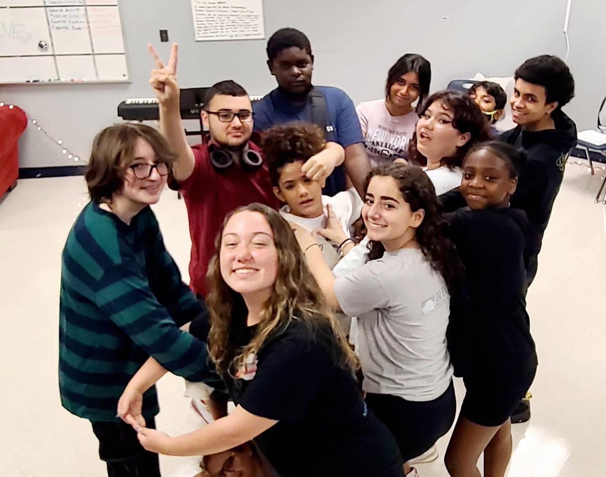 ShineMsd's tweet photo. Nothing to see here, just a bunch of creative &amp; arts-driven students captured at Camp Shine 📸 Proud to be creating opportunities for students to express themselves beyond just a pen &amp; paper #shinemsd #healingthroughthearts #inittogether #artscamp https://t.co/OW654dLQbI